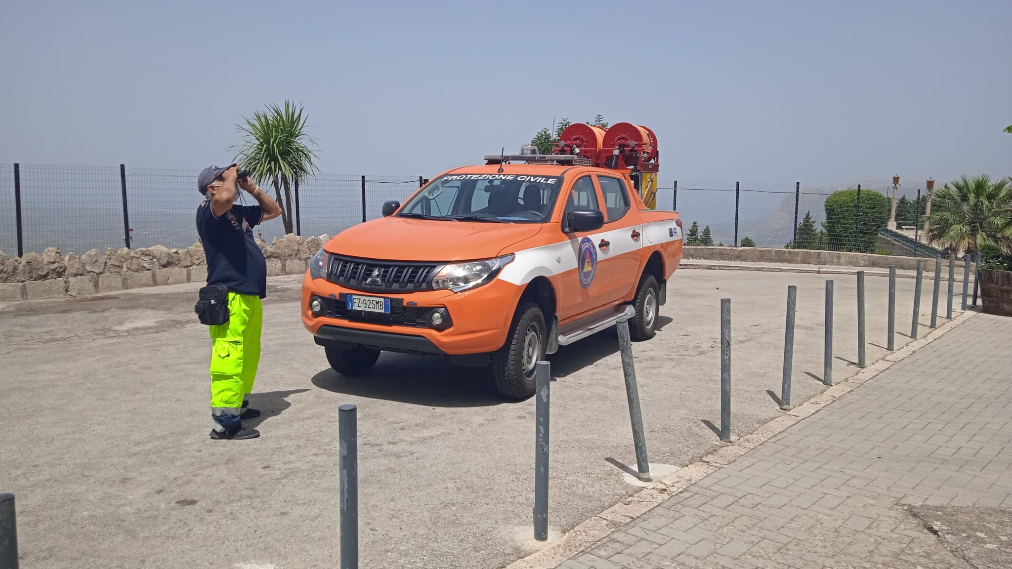 Sentinelle antincendio. In tutta la Sicilia centinaia di volontari sono operativi per prevenire l’azione di piromani e il manifestarsi di incendi boschivi e di interfaccia.