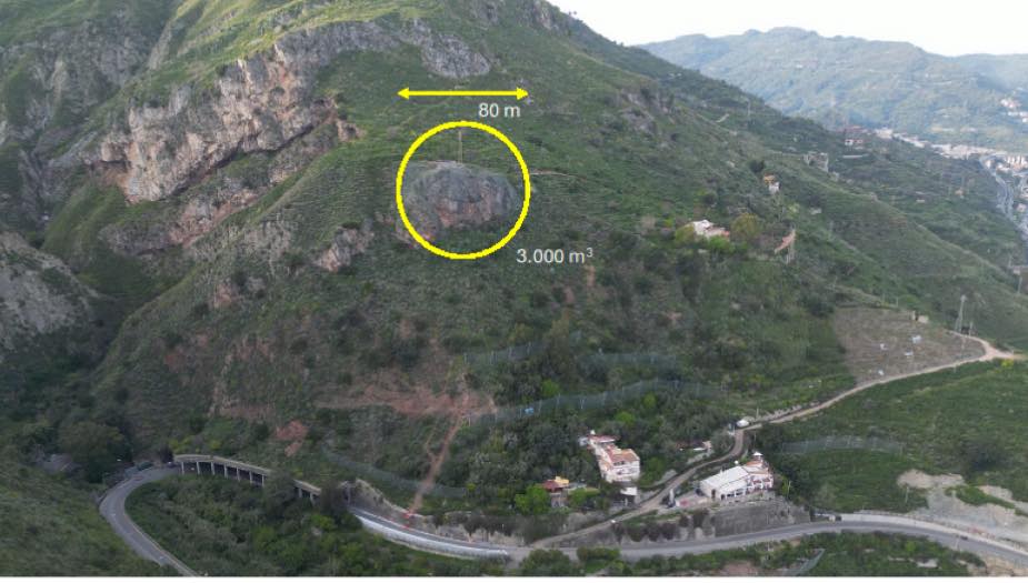 TAORMINA, 18 MAGGIO - ORE 7 - VIA ALLE OPERAZIONI DI BRILLAMENTO DEL COSTONE ROCCIOSO SU VIA GARIPOLI - ORDINATA L’EVACUAZIONE DI ALCUNE ABITAZION