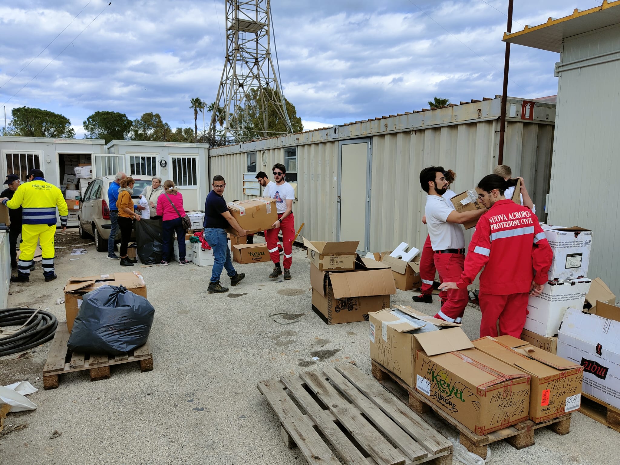 [VIDEO] LAMPEDUSA - Protezione Civile Siciliana invia sull’isola beni di prima necessità per l’eccessivo affollamento migranti