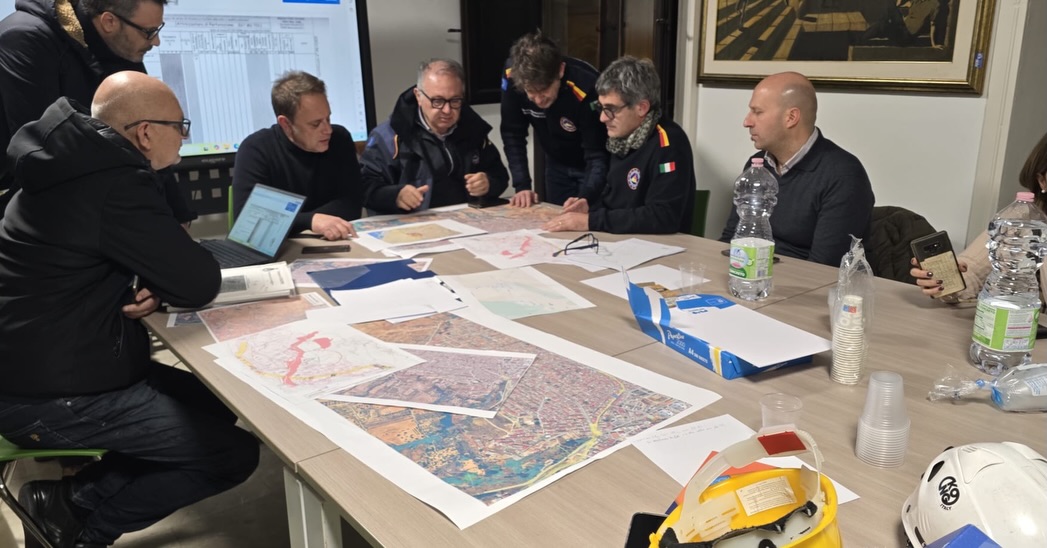 Niscemi, frana nel quartiere Sante Croci: circa 500 evacuazioni e attivazione del sistema di Protezione civile regionale.
