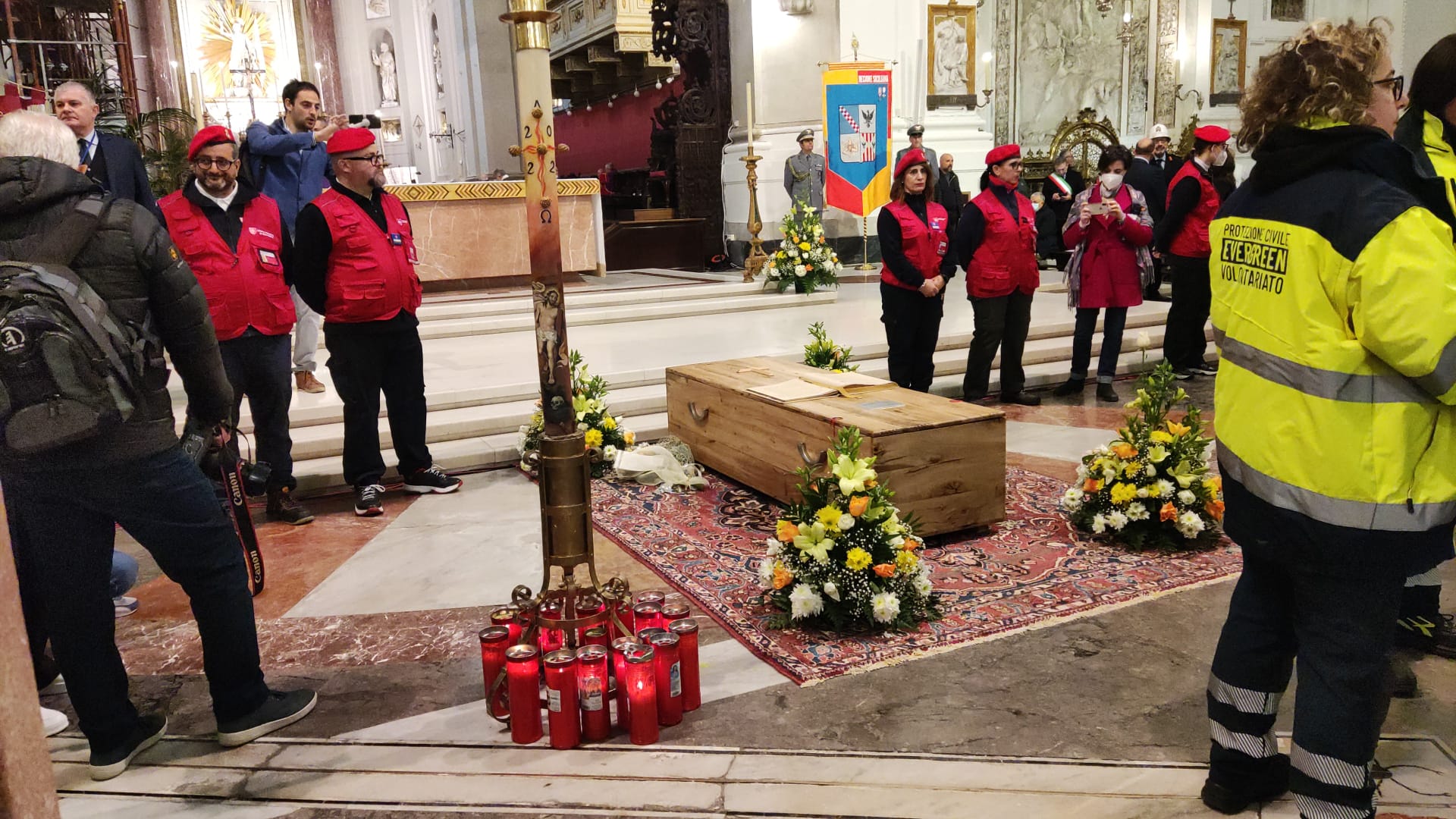 [VIDEO] Palermo, più di diecimila persone, dentro e fuori la Cattedrale, hanno reso omaggio a ’’Fratel Biagio’’