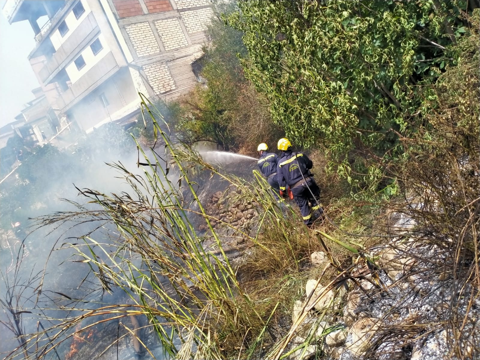 Catenanuova (EN) Anziano e cardiopatico, vede il suo "giardino" bruciare a causa di un incendio e viene colto da malore