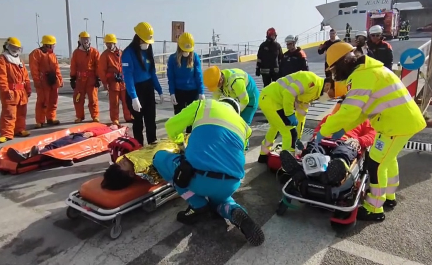 Pozzallo, simulazione di un incendio a bordo del catamarano maltese ’’Jean del la Vallette’’: all’esercitazione hanno preso parte anche volontari della Protezione Civile siciliana