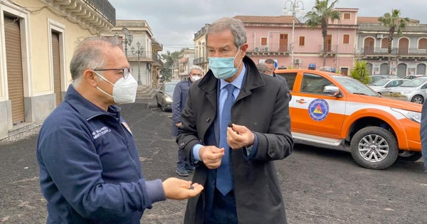 ETNA. Caduta eccezionale di cenere vulcanica. Istituito il Centro Operativo Regionale a Nicolosi. MUSUMECI: "Un milione di euro per le zone più colpite"