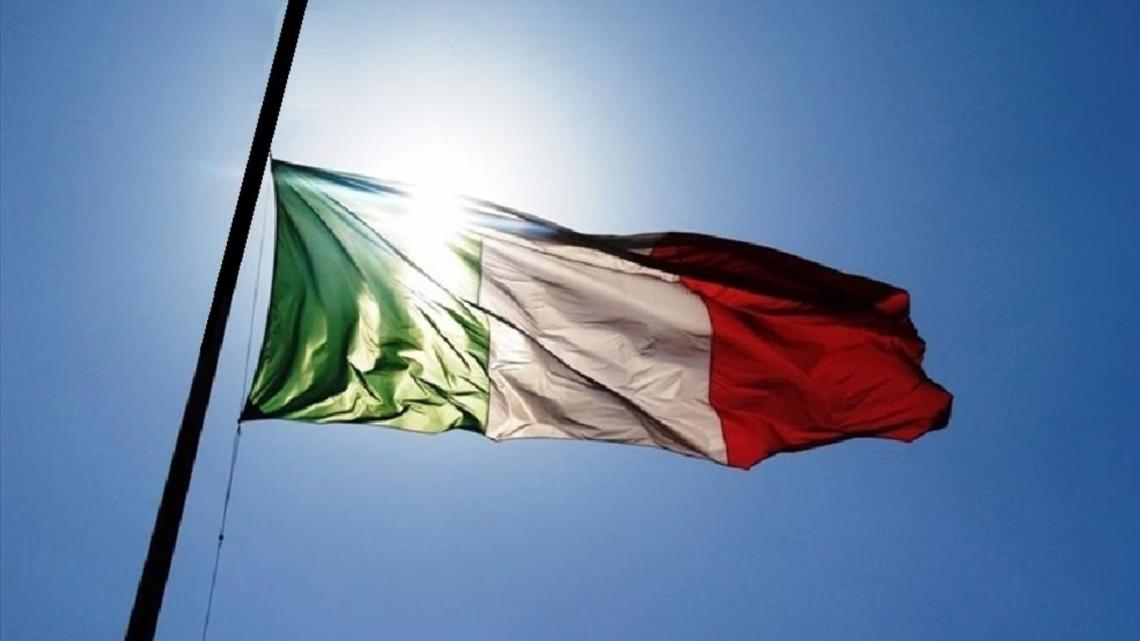 A mezzogiorno bandiere a mezz'asta e un minuto di silenzio per onorare le vittime del COVID