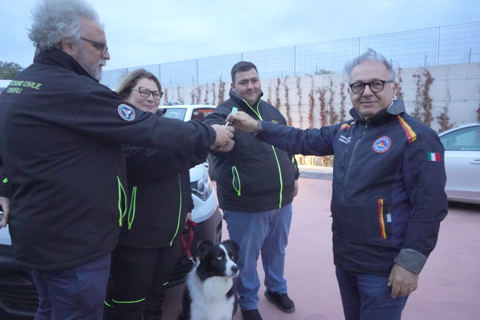 [VIDEO] Protezione Civile Sicilia: consegnati cinque automezzi con allestimento speciale ad altrettante unità cinofile operanti nel territorio 