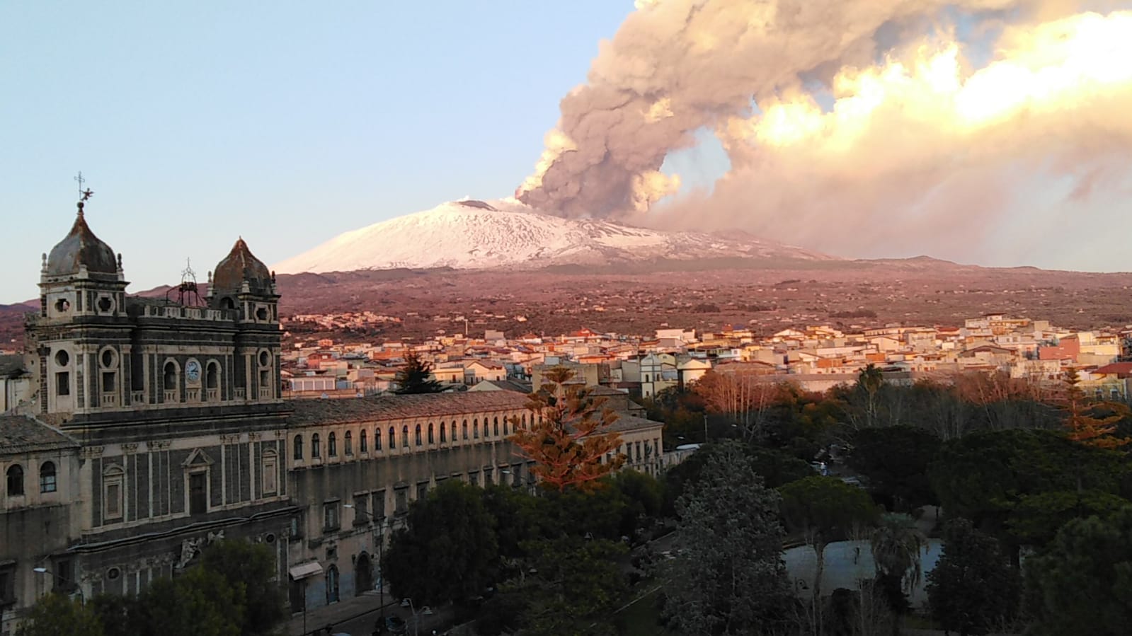 Aggiornamento ERUZIONE ETNA: è cessata  l’attività stromboliana, anche se in nottata si sono registrate sporadiche esplosioni dal Cratere Voragine.