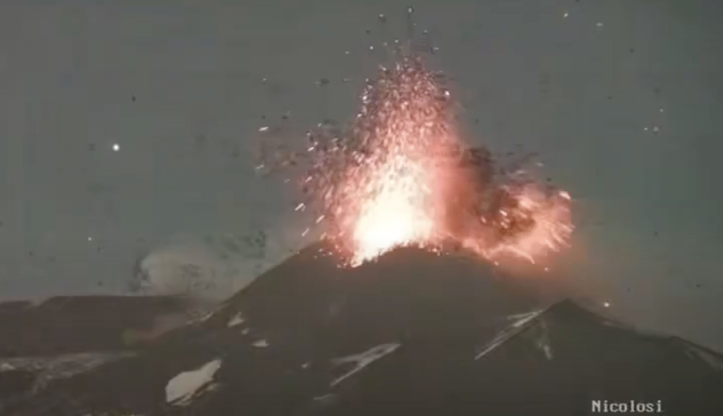 [VIDEO] Etna: la spettacolare esplosione durante la notte tra il 23 e 24 dicembre 2023 sul cratere di sud est