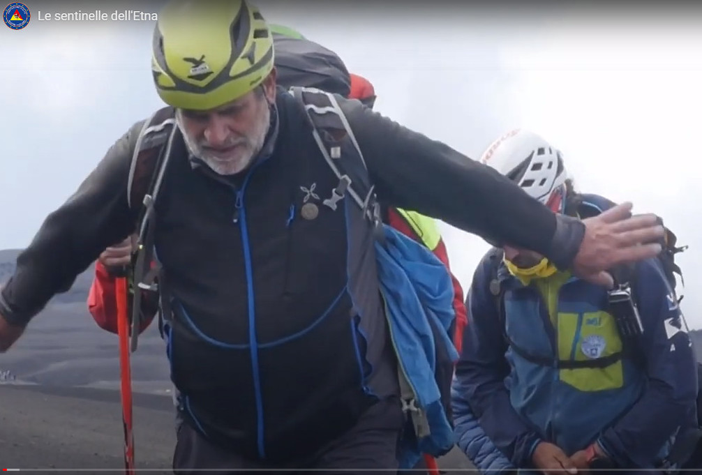 Viaggio con le "Sentinelle dell’Etna" in cima al vulcano, nel paesaggio lunare che non è mai lo stesso