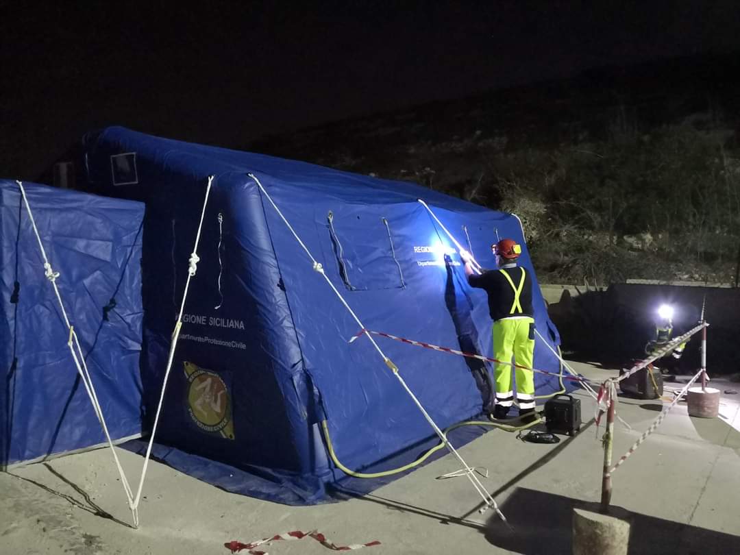 Lampedusa, montate due tende a supporto dell’Hot Spot