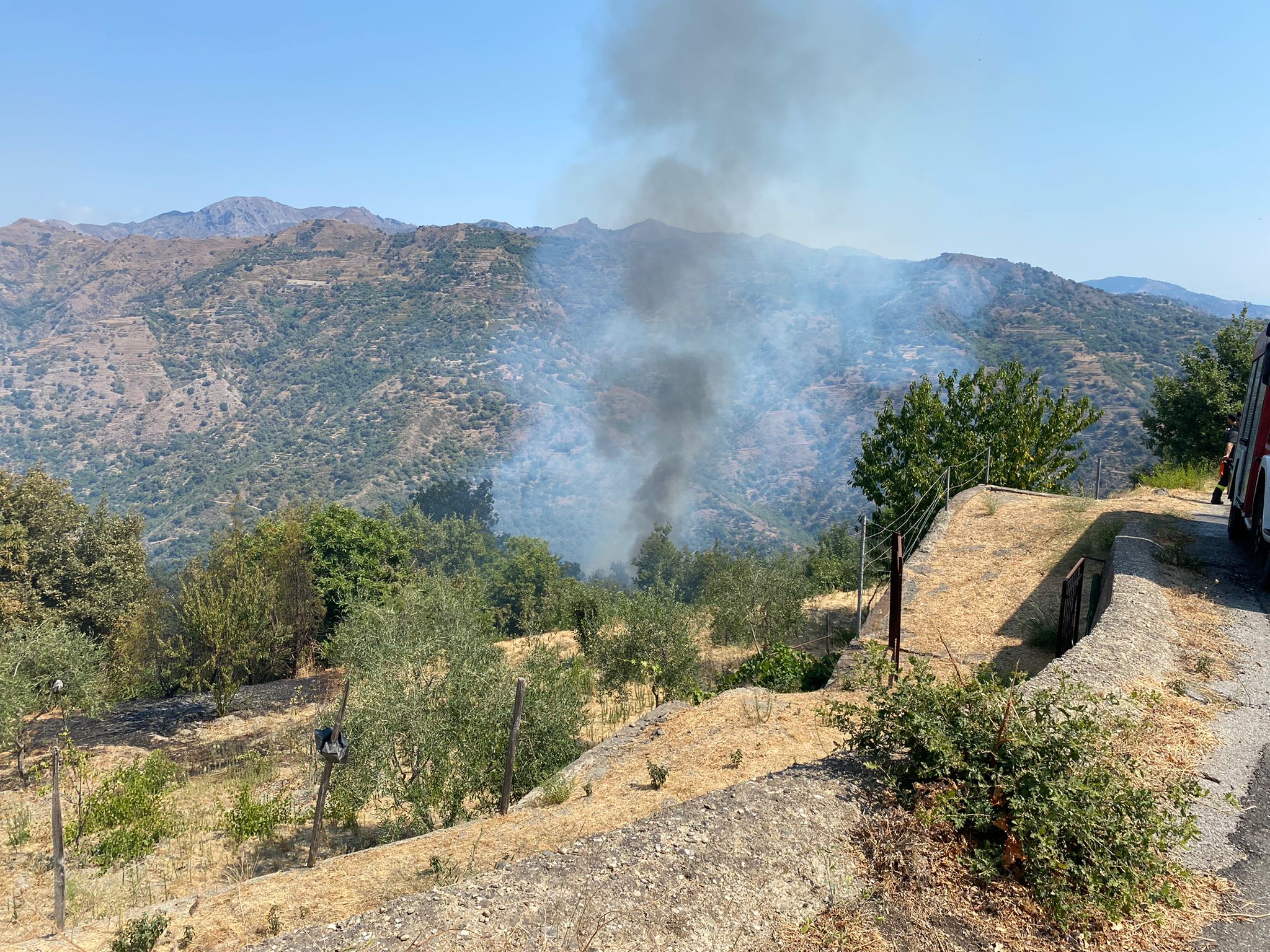 Ventotto incendi nelle ultime 24 ore. Da stanotte i nostri volontari di protezione civile hanno protetto case e aziende dalle fiamme a Savoca (ME)