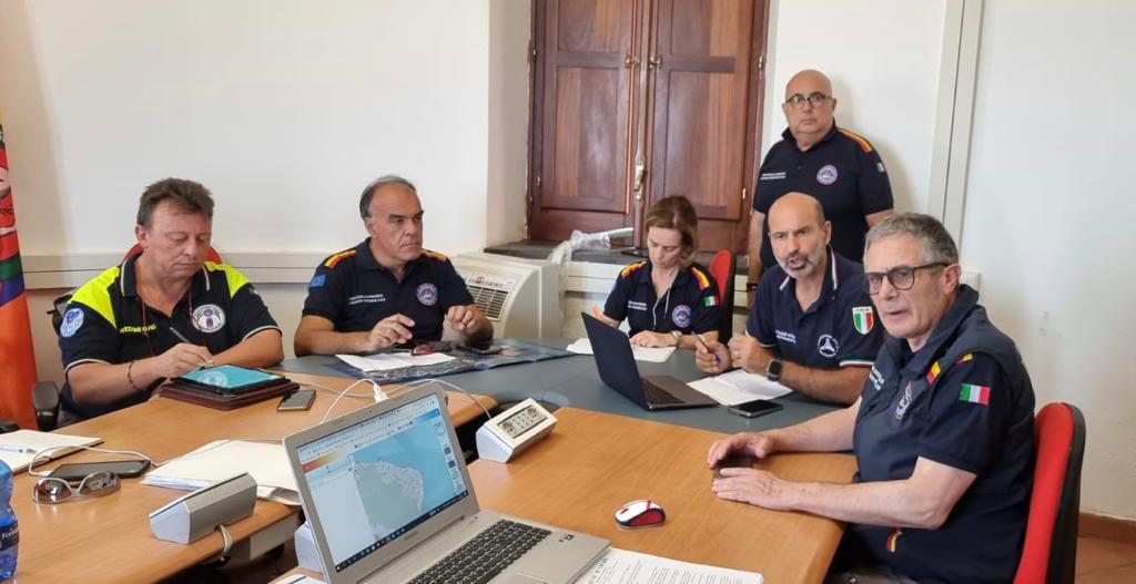 Stromboli,  Centro Operativo Avanzato Stromboli. Si lavora per il superamento dell’emergenza alluvione. Ieri notte arrivate le tende per accelerare il lavoro dei volontari. 