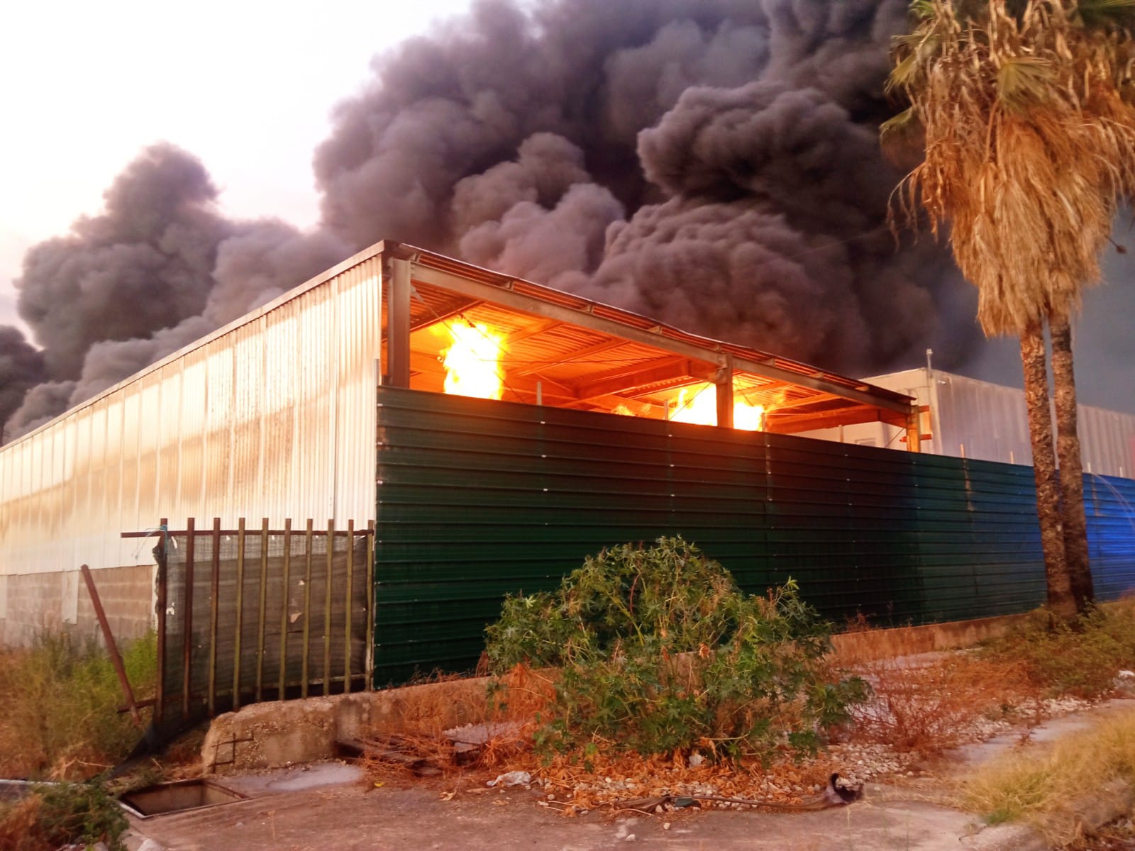 Augusta, incendio in un impianto di trattamento rifiuti. Volontari e tecnici a lavoro tutta la notte per domare le fiamme