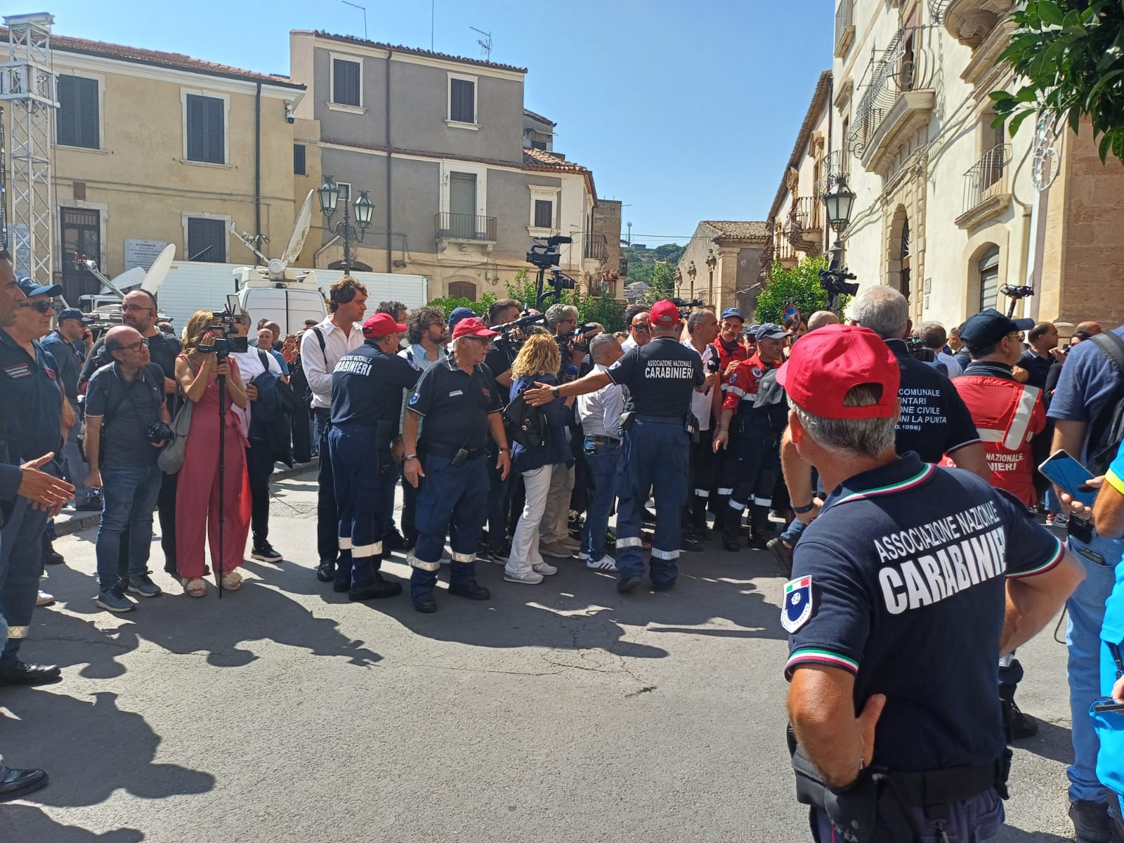 20/8/2025 Militello in val di Catania - Volontari in prima linea per assistere i cittadini durante i funerali del noto Conduttore tv Pippo Baudo.