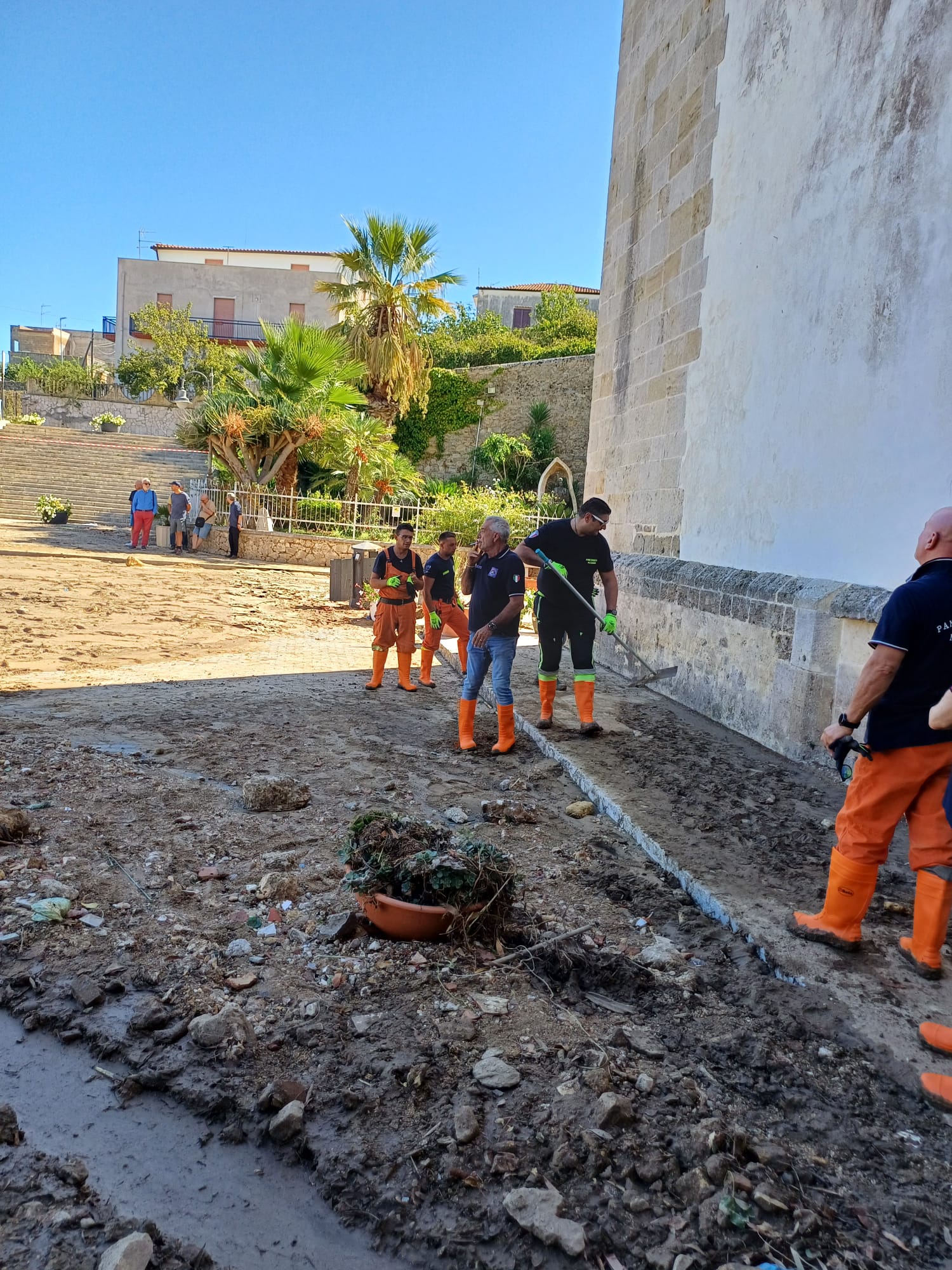 Alcamo, il Santuario di Santa Maria dei Miracoli liberato dal fango grazie all’impegno dei volontari di Protezione Civile