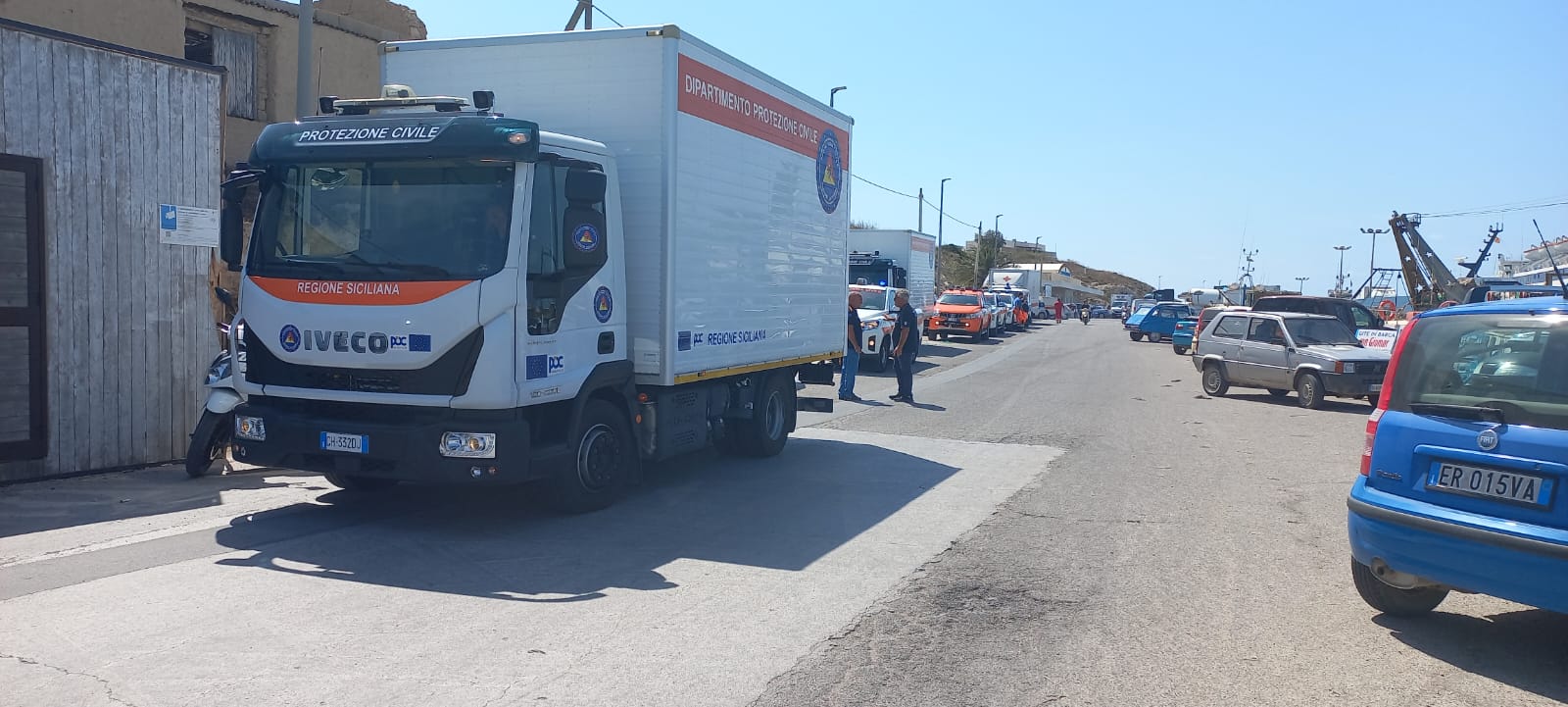 [In aggiornamento] Lampedusa, emergenza migranti:  iniziate alle ore 13 di oggi le operazioni di sbarco del traghetto con a bordo uomini, mezzi e attrezzature del Dipartimento Regionale della Protezione Civile