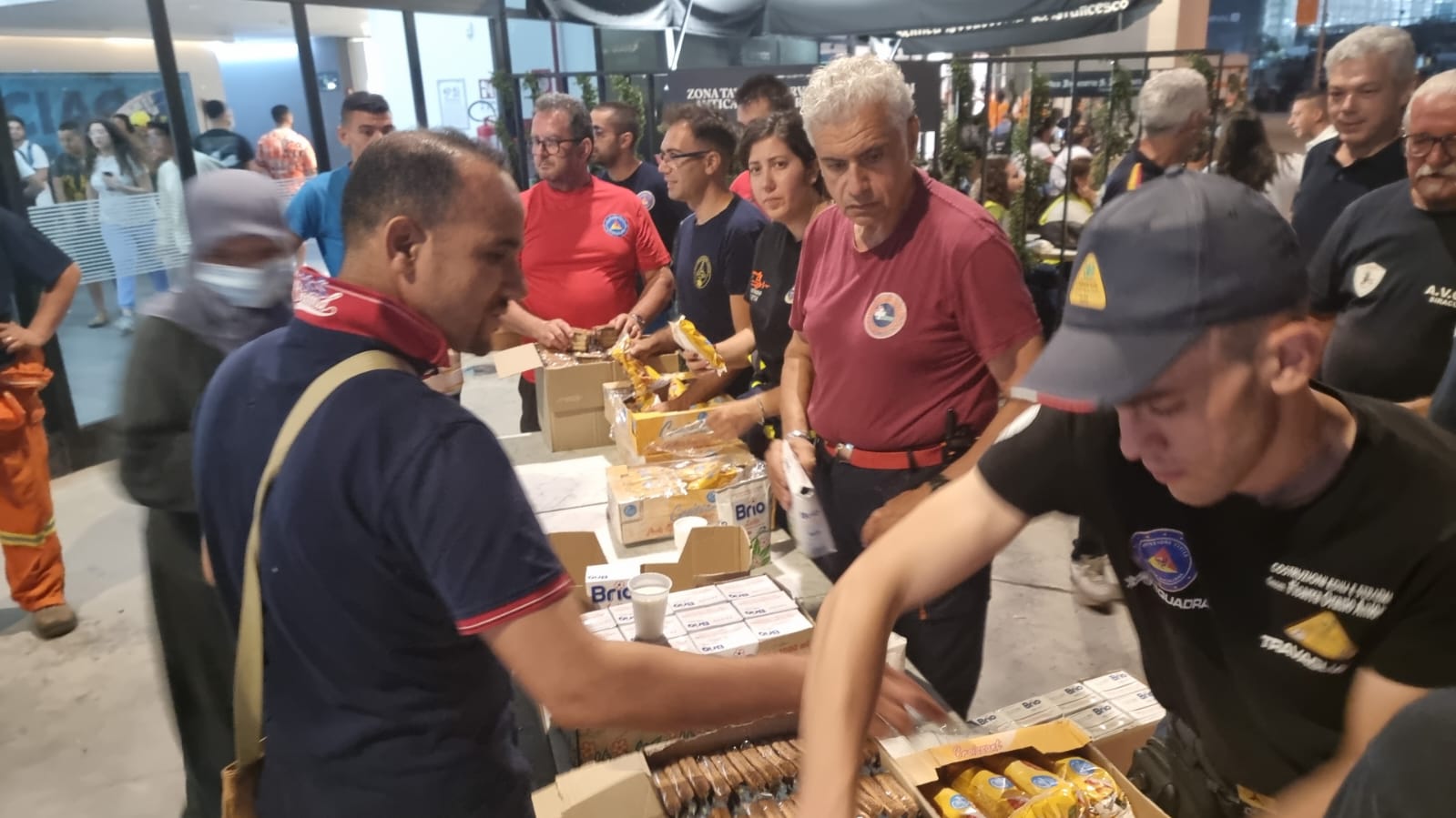 Incendio Aeroporto: Attività di assistenza alla popolazione della protezione civile siciliana presso l’aeroporto di Catania.